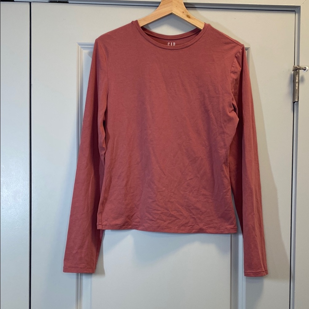 GAP Women's Long Sleeve Tee in Rust
